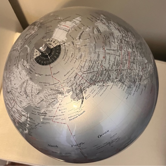 Silver terrestrial globe
30x40 cm
"C" BASE 12" SILVER GLOBE - Picture 2 of 3